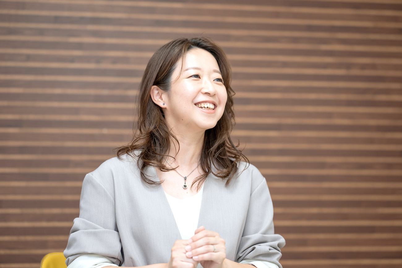 笑顔で対話するdrop in*代表 伊福絢子